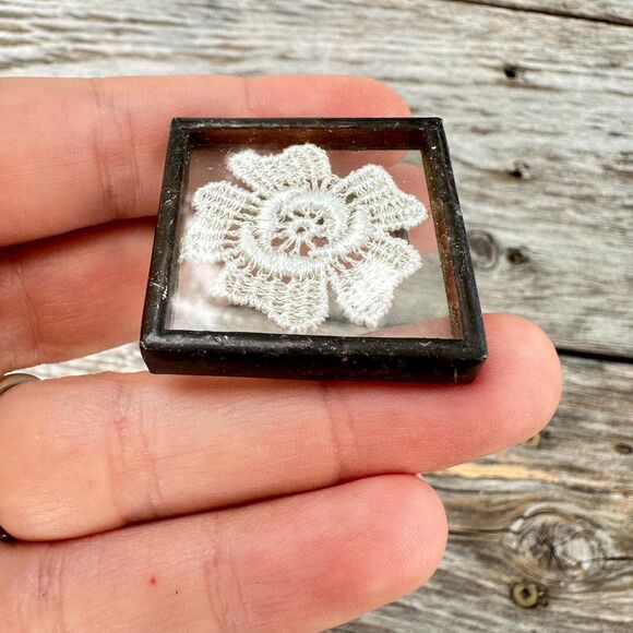 Vintage Jewelry Square Flower Lace Brooch Pin - Picture 2 of 3